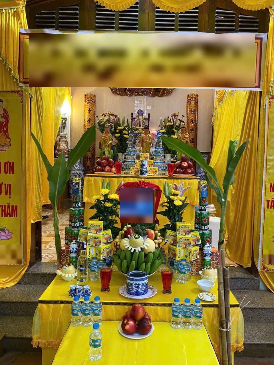 Bàn thờ vong bài trí trong rạp tang lễ tại tư gia, phông rèm vàng và hoa cúc hai bên