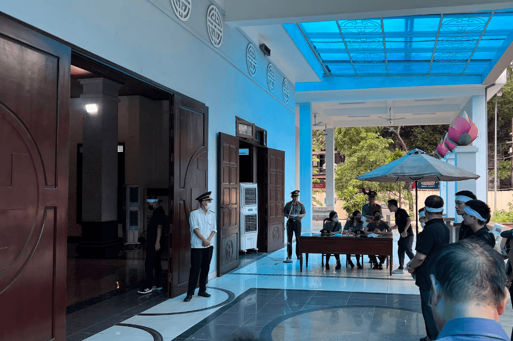 Cổng vào Nhà tang lễ Bộ Công an số 198 ở khu vực Cầu Giấy, Hà Nội