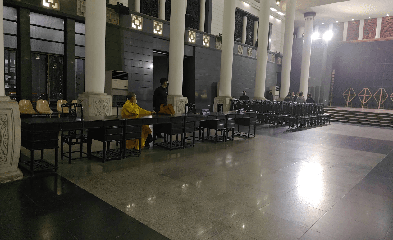 Khuôn viên trang nghiêm bên trong Nhà tang lễ Bộ Quốc phòng tại Hà Nội