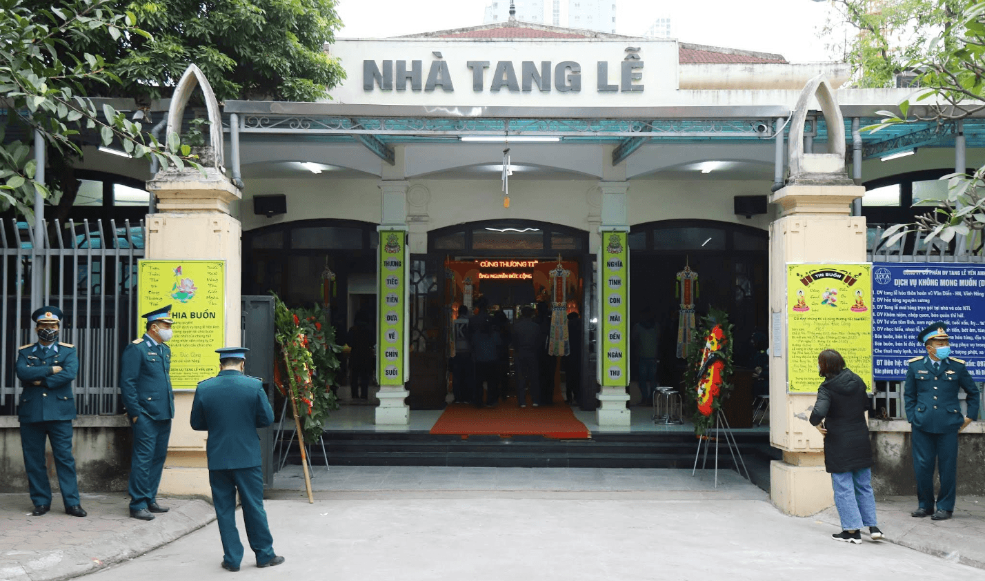 Khuôn viên nhà tang lễ Bệnh viện Đa khoa Hà Đông nhìn từ bên ngoài
