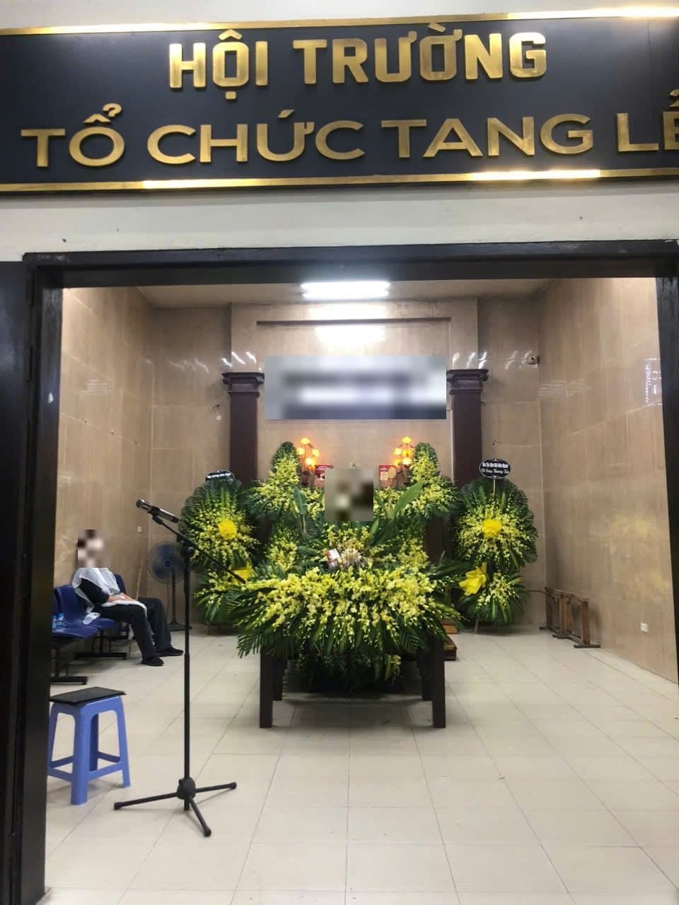 Cửa vào hội trường tổ chức tang lễ, nhìn thẳng vào hương án hoa vàng bên trong