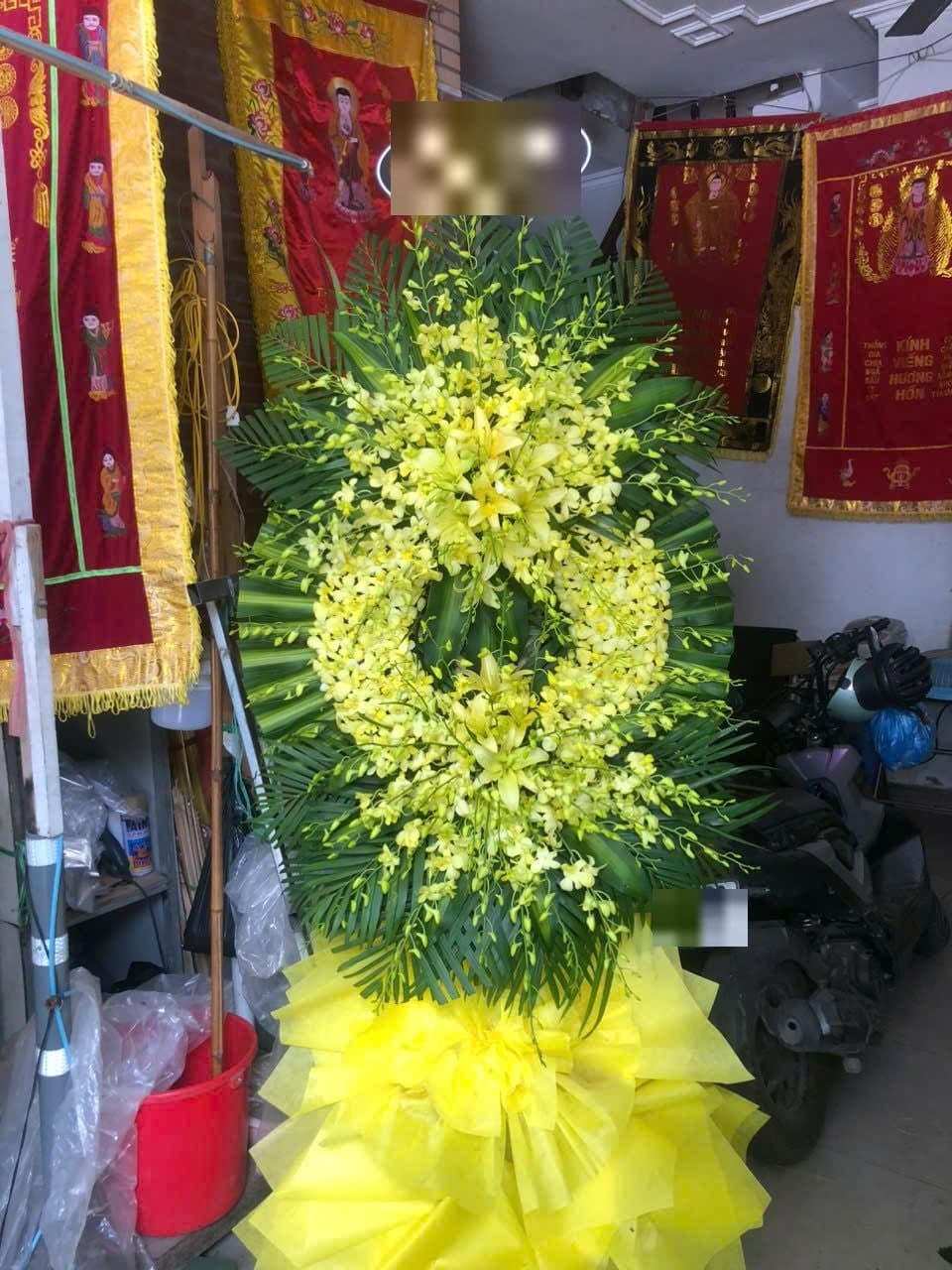 Lẵng hoa lan vàng dáng đứng chuẩn bị mang đi viếng tang lễ
