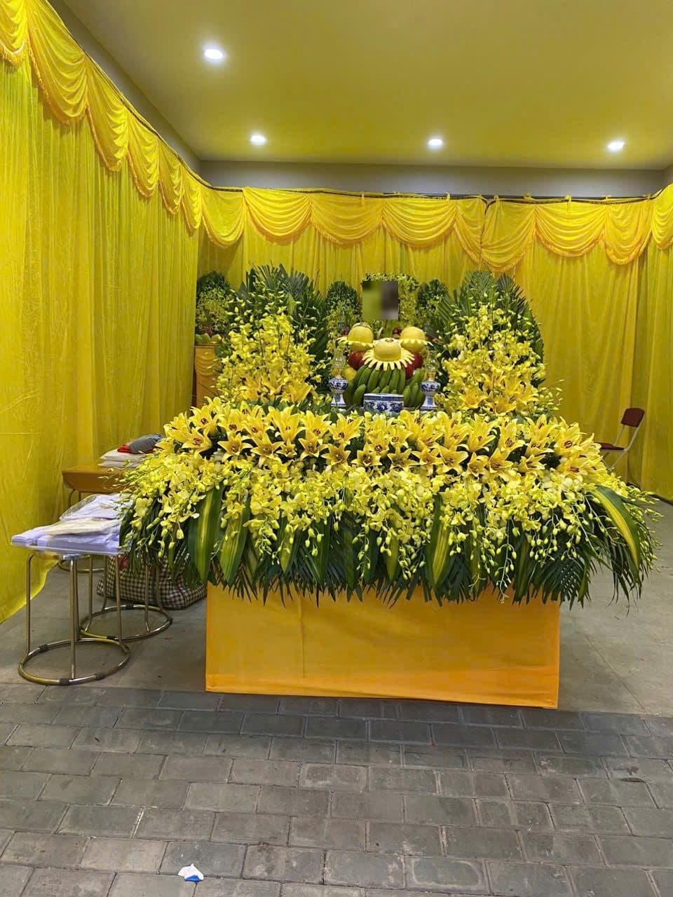 Linh đường trang trí hoa lan vàng và hoa ly, phông rèm tông vàng trang nghiêm