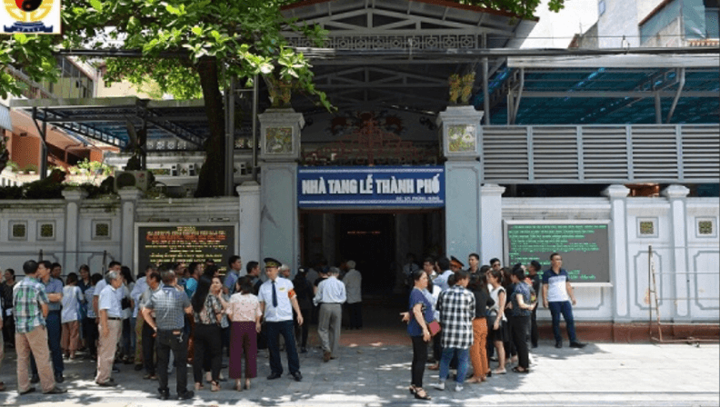 Cổng và mặt tiền Nhà tang lễ Phùng Hưng trên phố Phùng Hưng, Quận Hoàn Kiếm