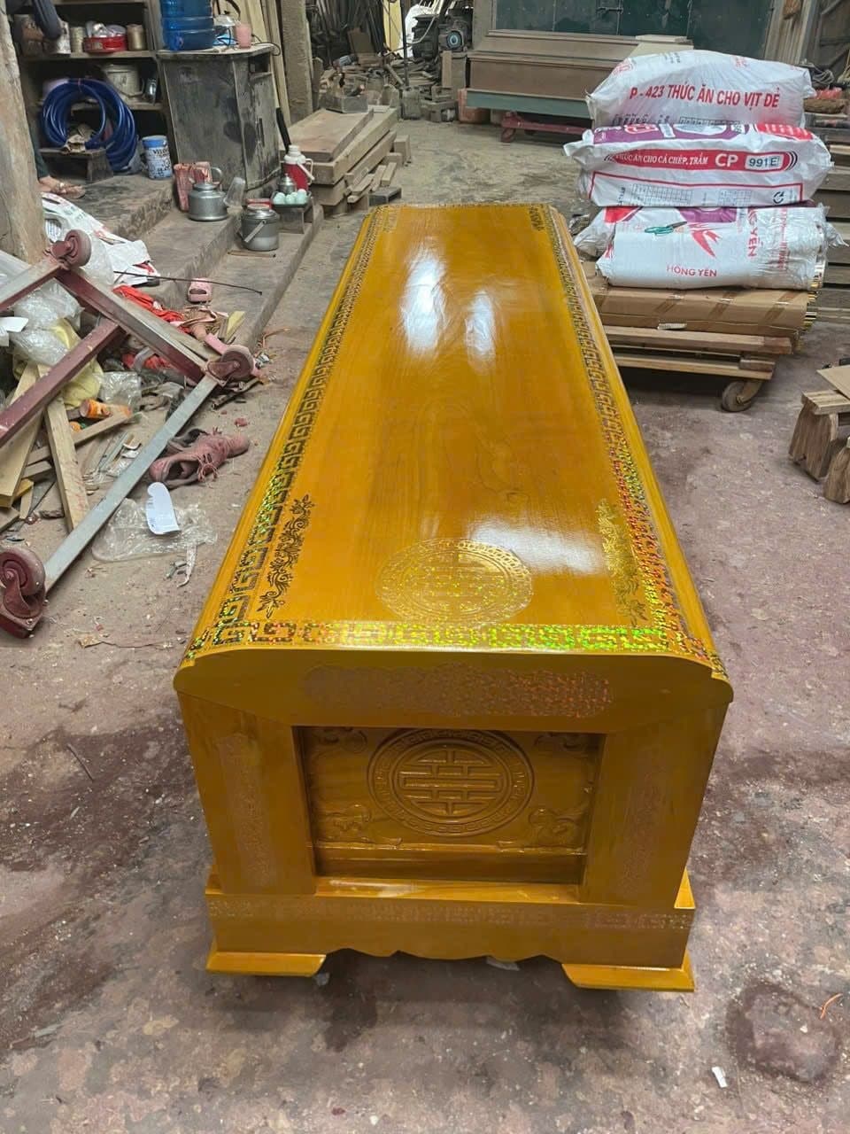 Quan tài gỗ vàng tâm chữ Thọ