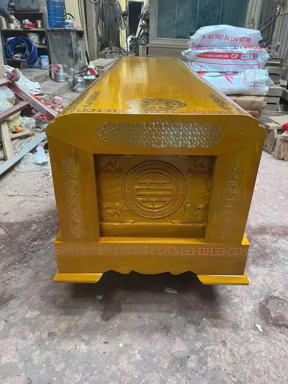 Quan tài gỗ vàng tâm sơn cánh gián, đầu quan chạm chữ Thọ, mặt thiên để trơn khoe vân gỗ