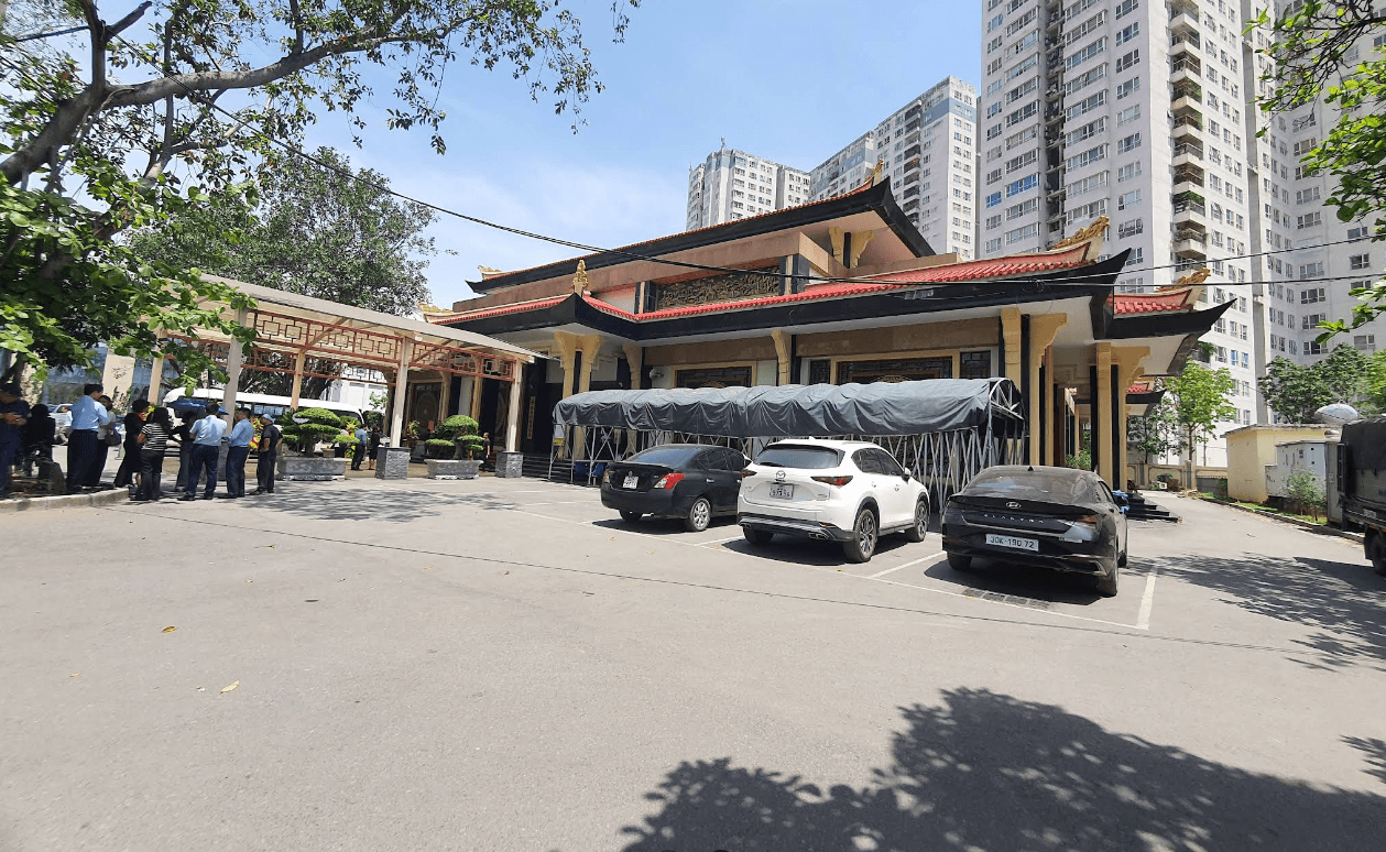 Khuôn viên nhà tang lễ Bệnh viện Quân y 103 ở Hà Đông nhìn từ phía ngoài