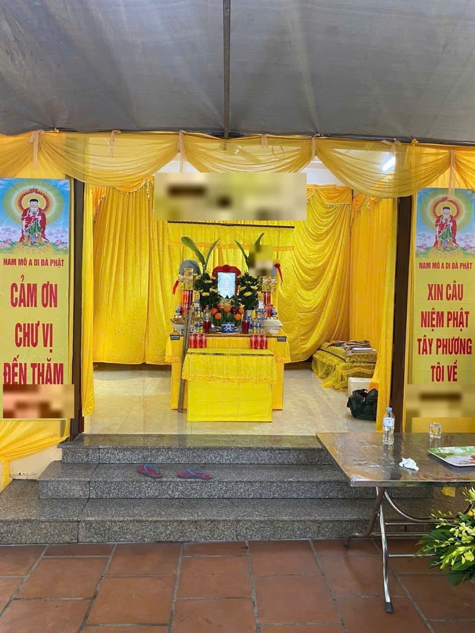 Rạp tang lễ dựng trên sân nhà riêng với phông rèm vàng và bàn thờ vong ở giữa