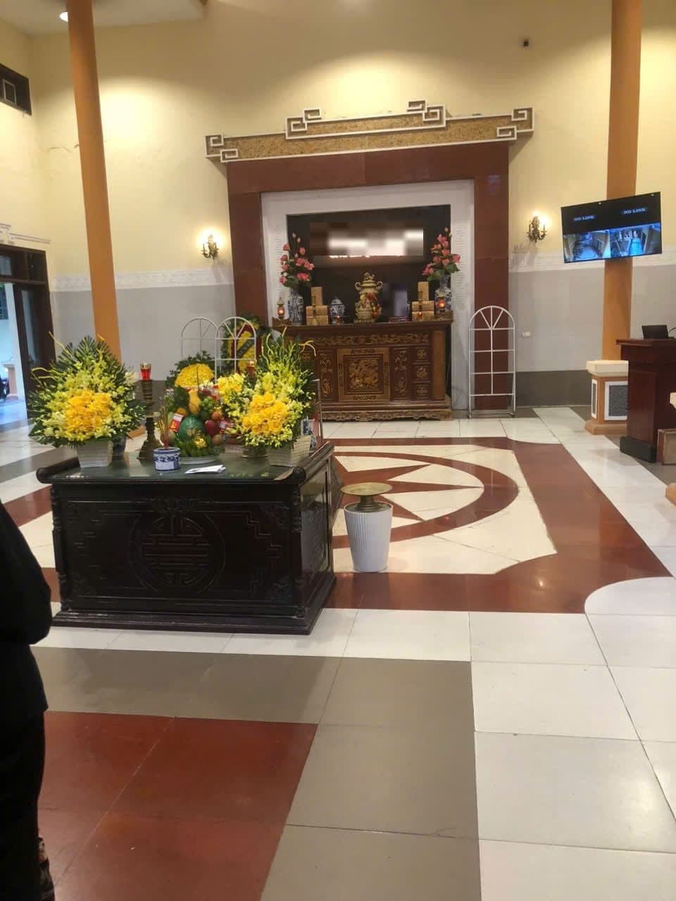 Sảnh nhà tang lễ với linh cữu và hương án bài trí trang nghiêm