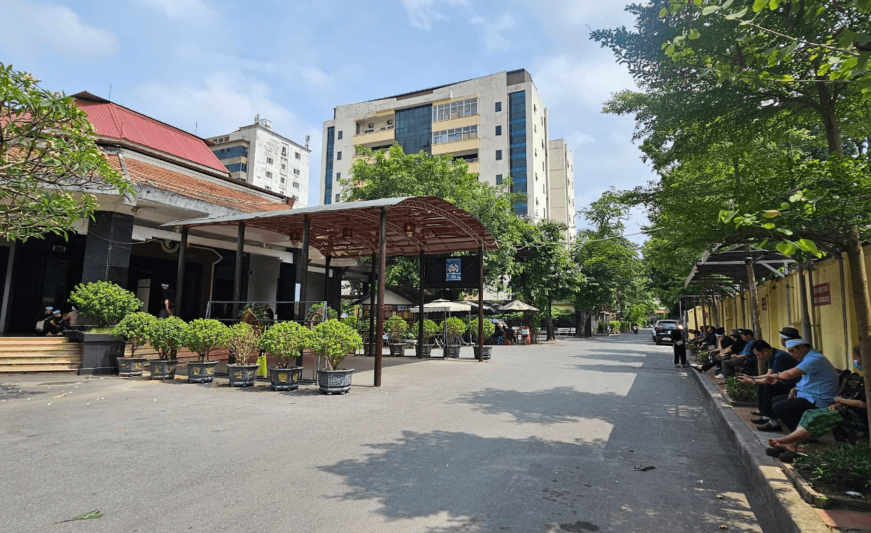 Khuôn viên nhà tang lễ Bệnh viện Thanh Nhàn thuộc quận Hai Bà Trưng