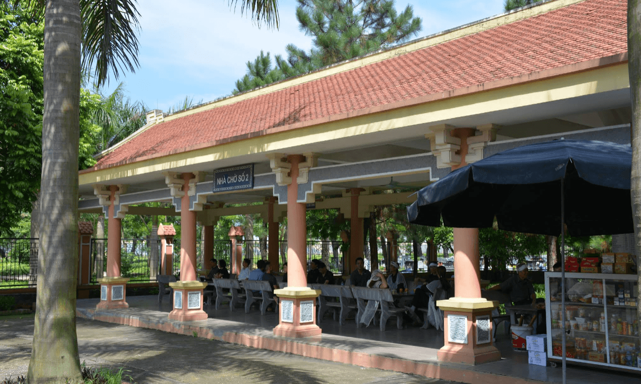 Khuôn viên bên trong Nhà tang lễ Thanh Trì