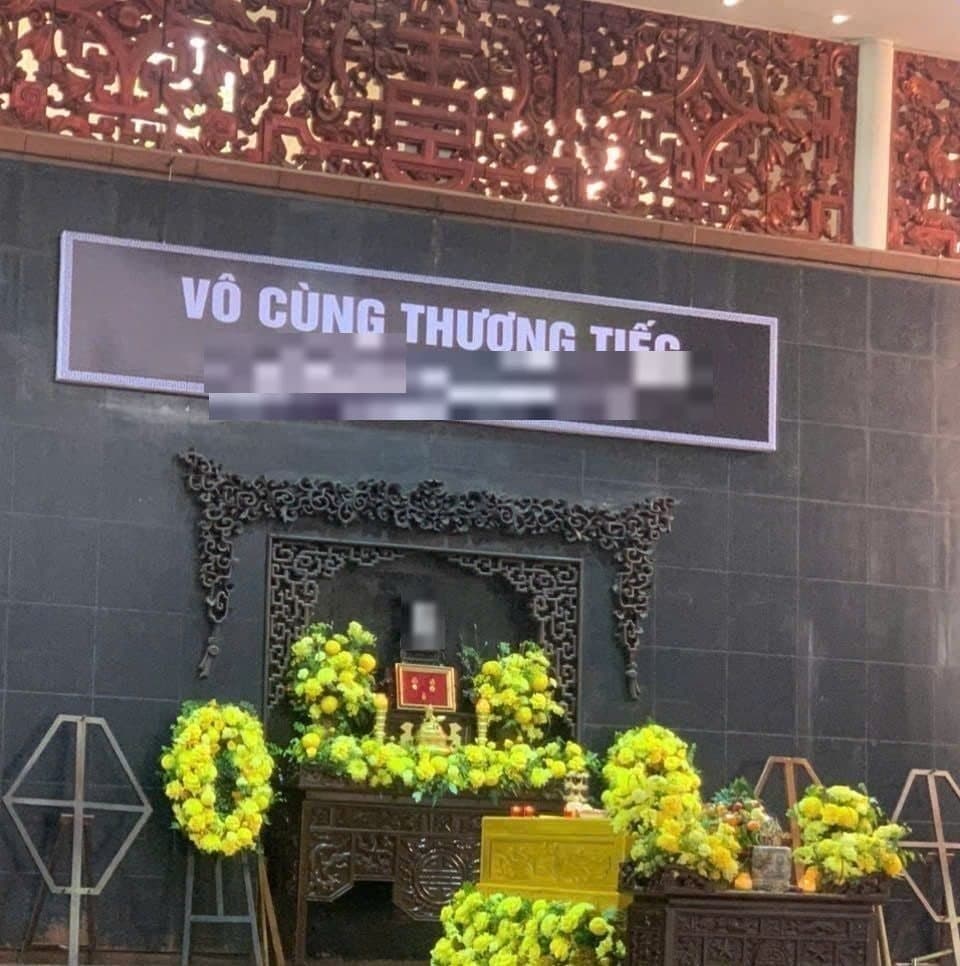 Bảng LED treo phía trên hương án trong phòng lễ nhà tang lễ, chữ trắng trên nền đen