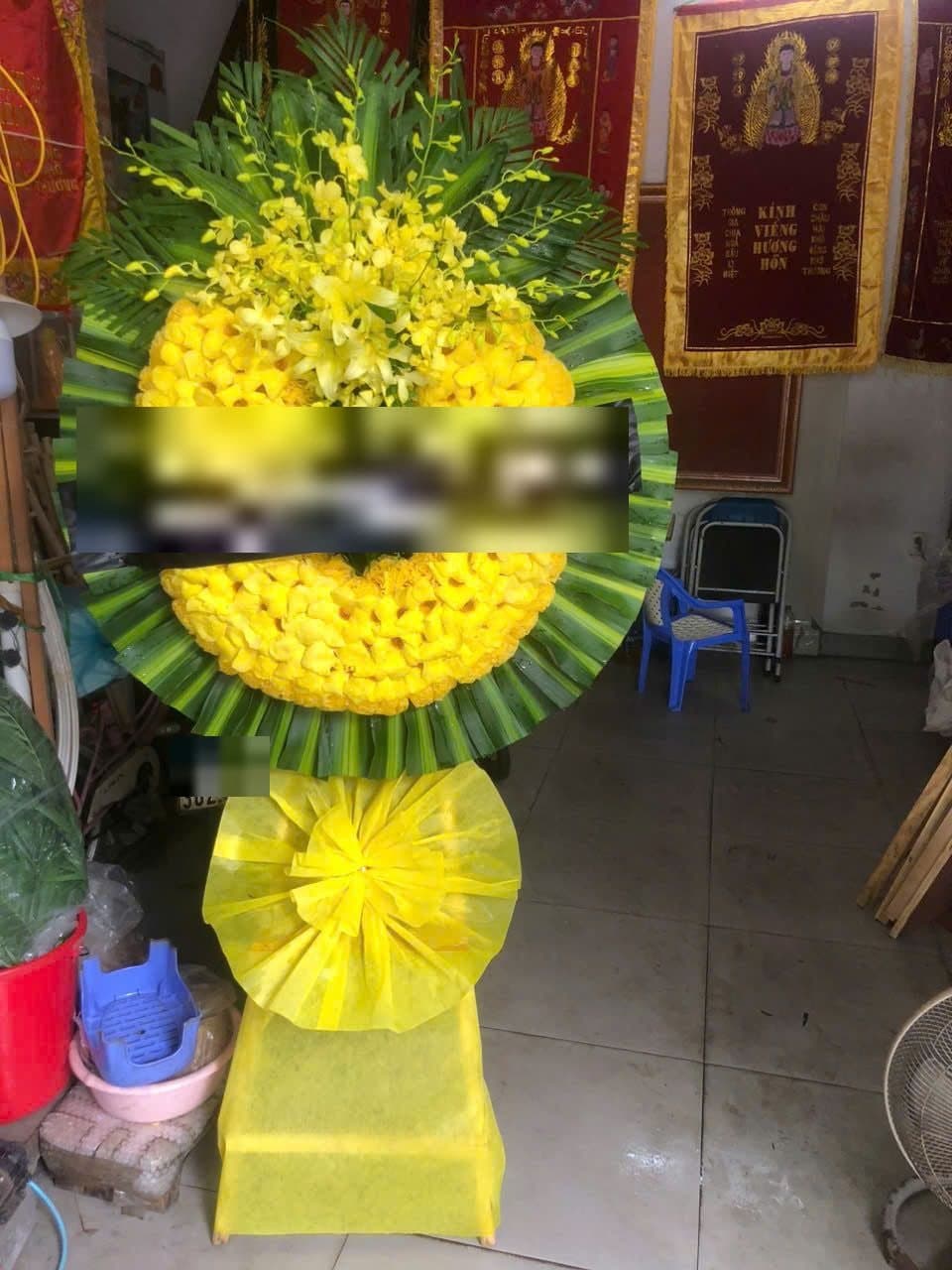 Vòng hoa cúc vàng