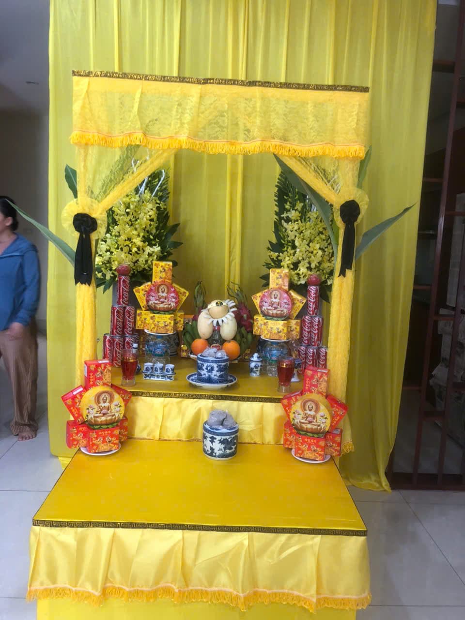 Văn khấn cơ bản trong tang lễ Bàn thờ vong với di ảnh và hương đăng, nơi gia đình đọc văn khấn trong tang lễ